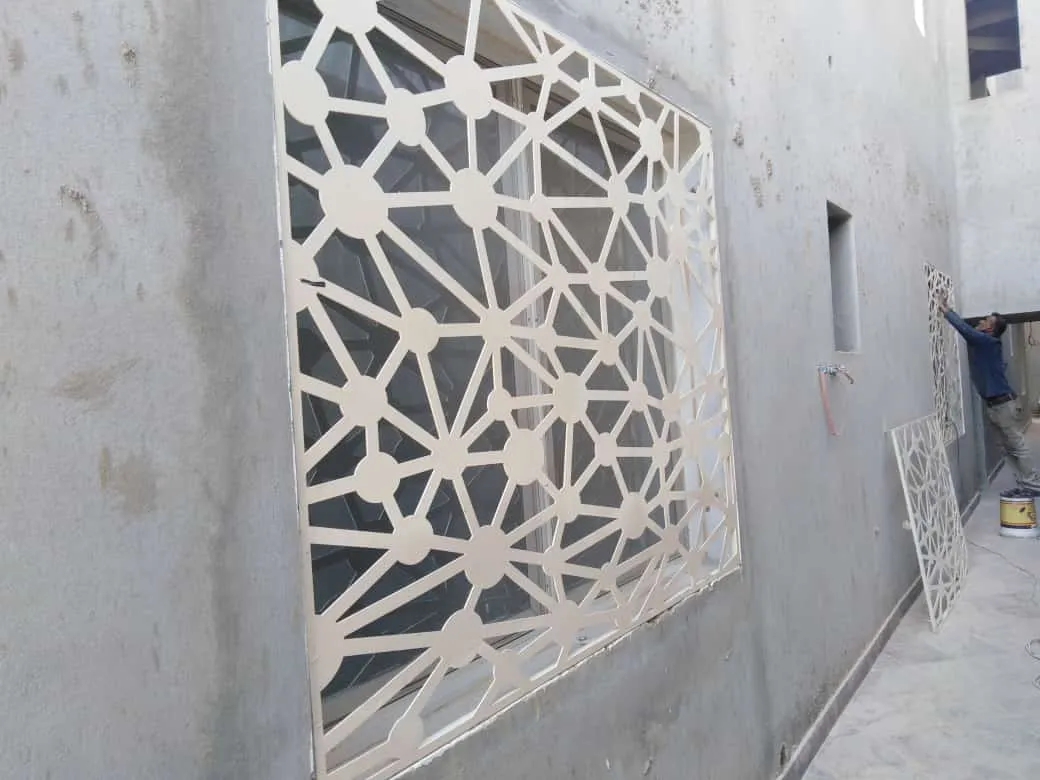 حداد شبابيك حديدية مزخرفة تحمي وتزين الواجهات حي العارض