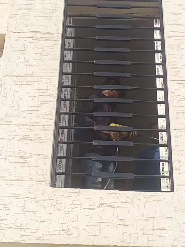 حداد شبابيك حديدية مزخرفة تحمي وتزين الواجهات حي العارض