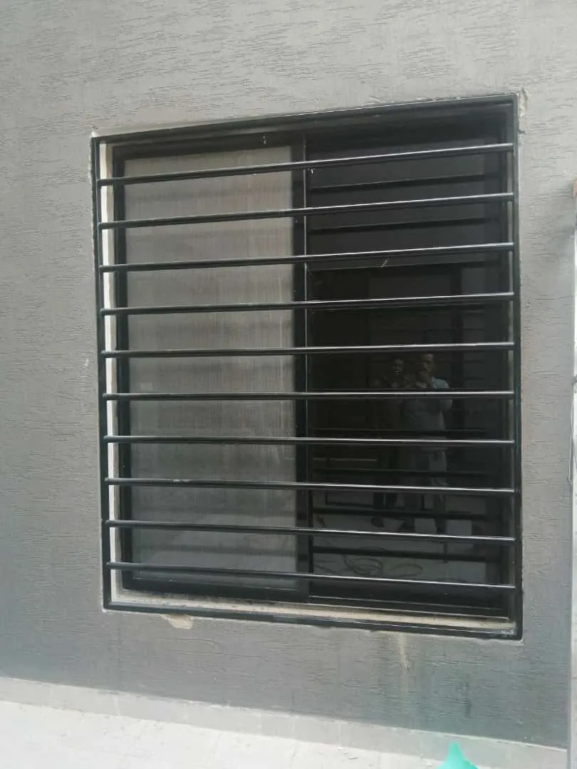 حداد شبابيك حديدية مزخرفة تحمي وتزين الواجهات حي العارض