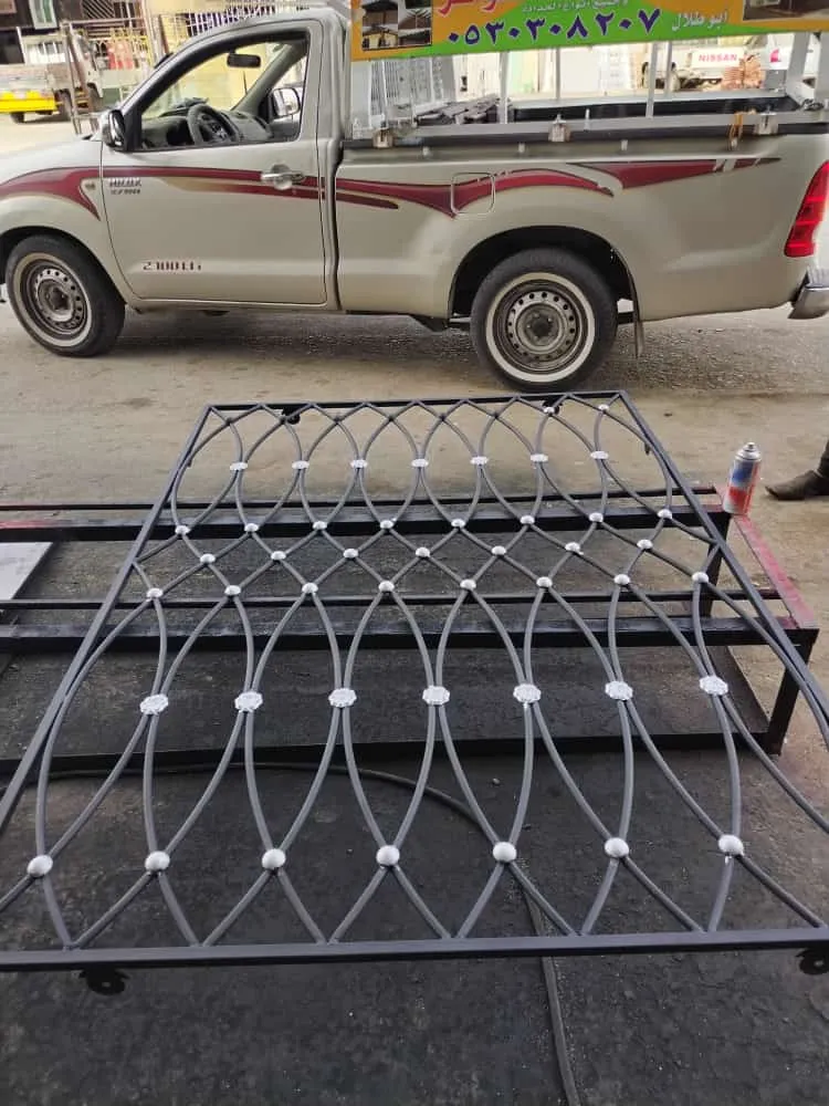 حداد شبابيك حديدية مزخرفة تحمي وتزين الواجهات حي العارض