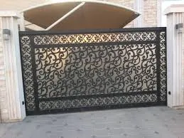حداد إصلاح أبواب الحديقة والمداخل والمخازن في الرياض