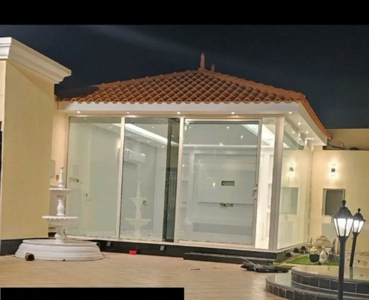 ديكور مجالس زجاج بإضاءة مخفية بالرياض